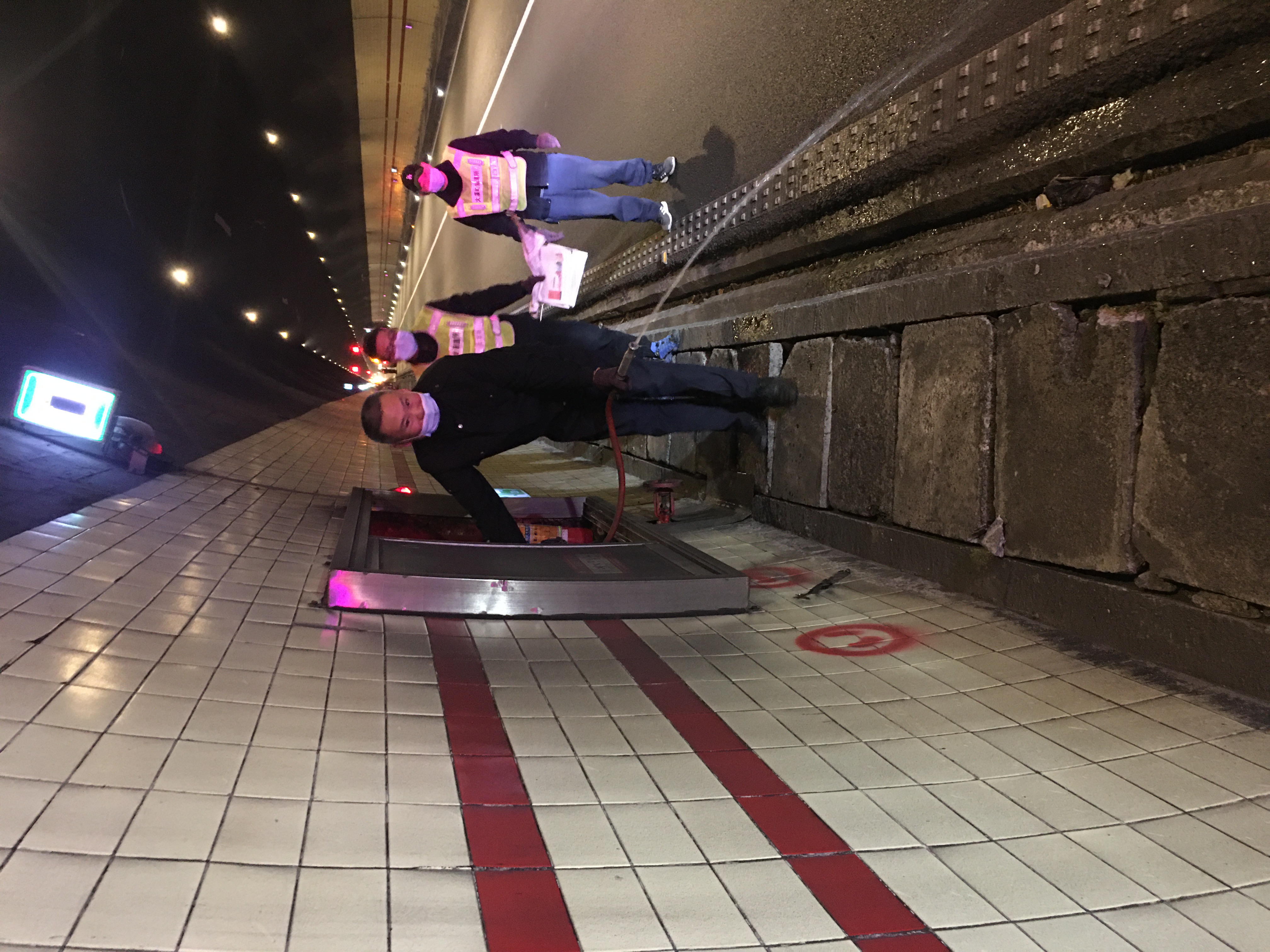 1670953673466204.jpg 檢查消防設(shè)備是否正常 王文輝攝.jpg